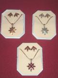 Tell me more about Flower shaped necklace set with colored stones (FJSJ0110006)